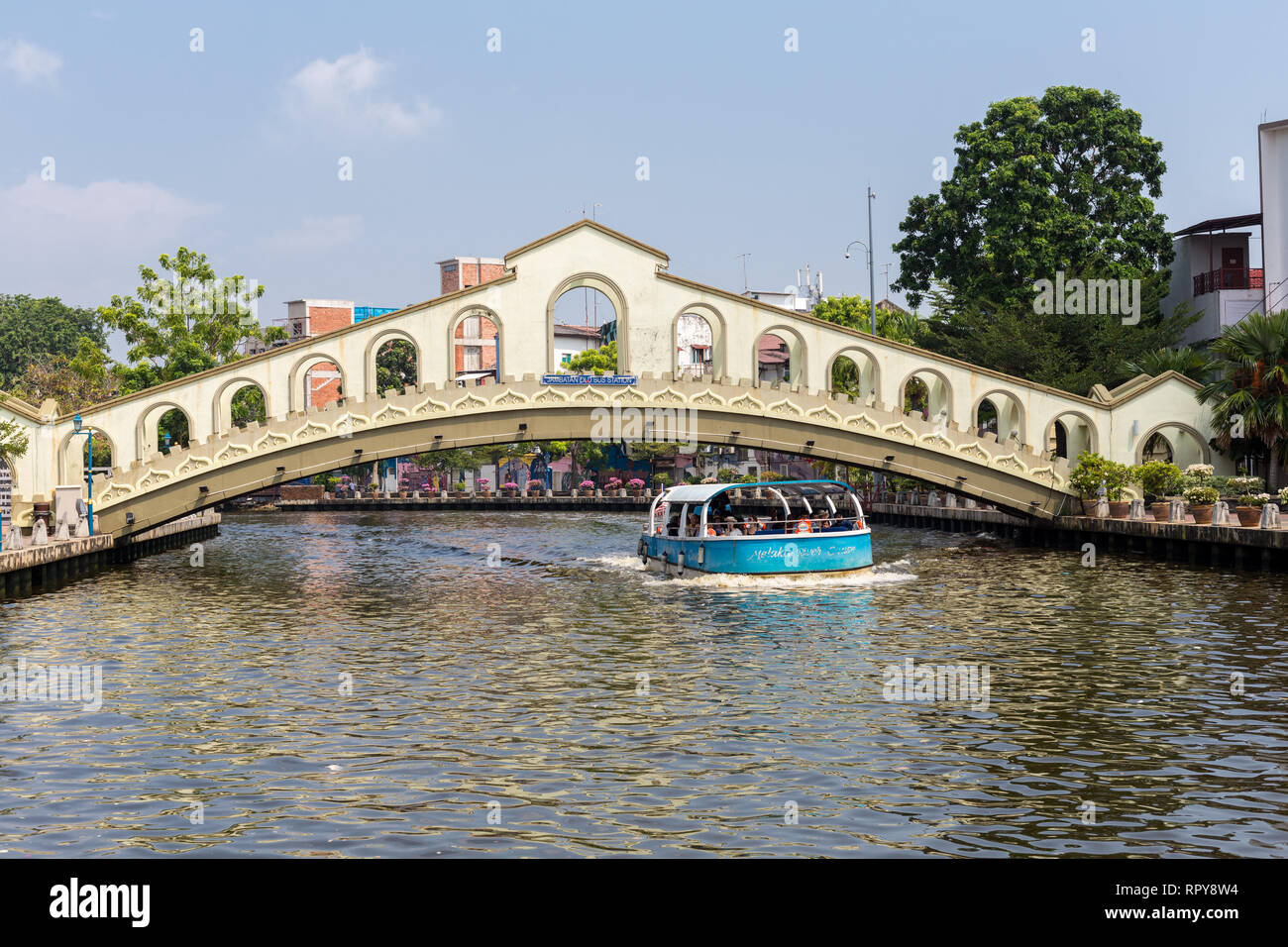 Passerelle pour piétons au-dessus de la rivière Melaka, Croisière voile, Melaka, Malaisie. Banque D'Images