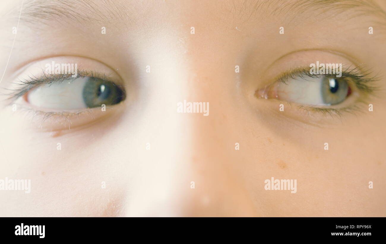 Close up motion d'enfants les yeux. Yeux de girl, bas, gauche et droite Banque D'Images