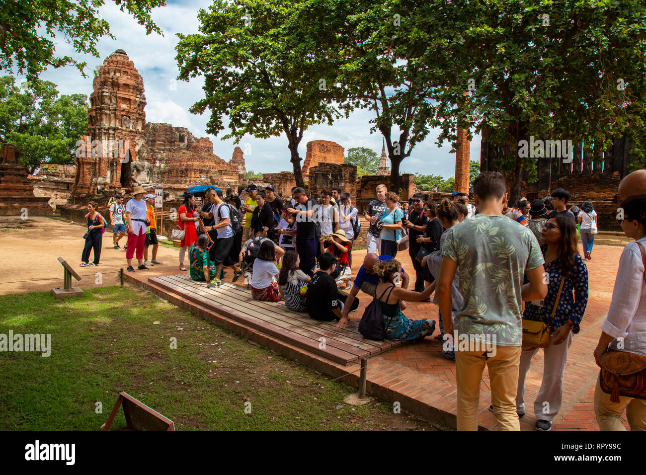 Les touristes en file pour être en mesure de prendre une photo devant la tête de Bouddha, sans aucun doute l'une des choses qui attirent les touristes la mos Banque D'Images