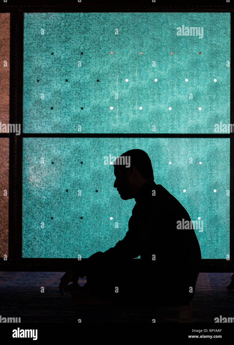 L'homme de prier dans la mosquée Kampung Kling, Melaka, Malaisie. Banque D'Images