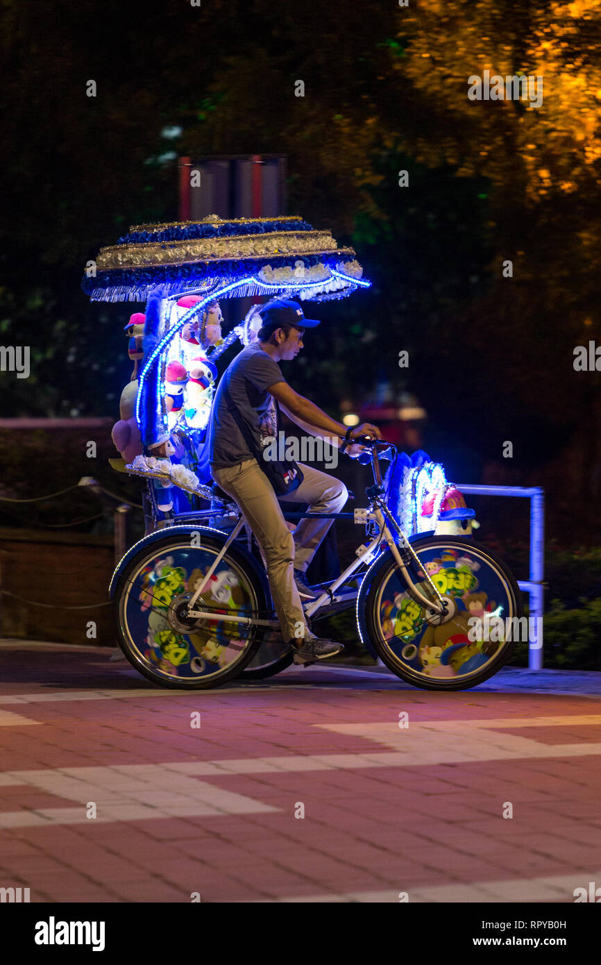 Pilote Trishaw la nuit, Melaka, Malaisie. Banque D'Images