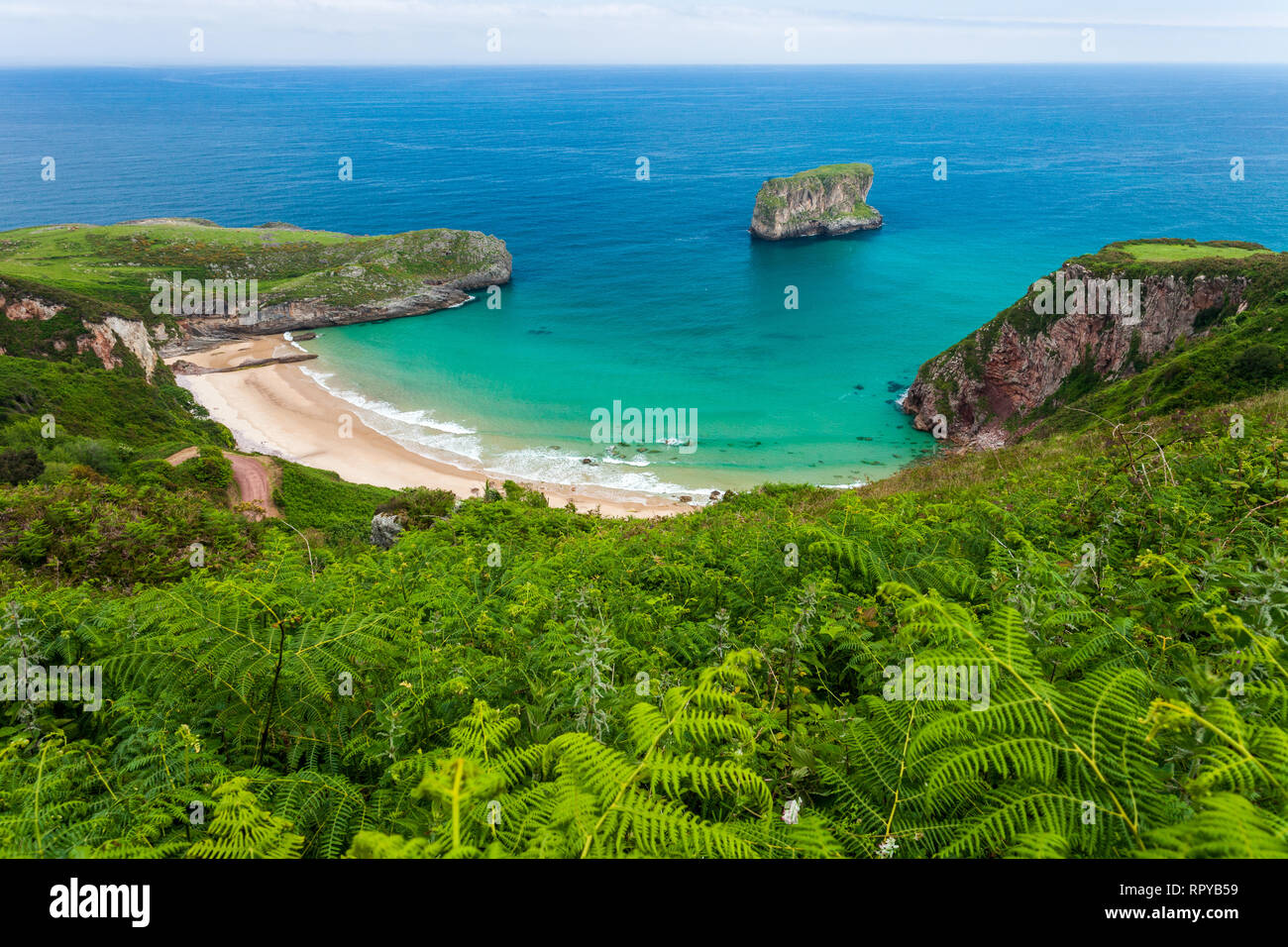 Ballota beach avec l'îlot Castro, Llanes, Asturias, Espagne Banque D'Images