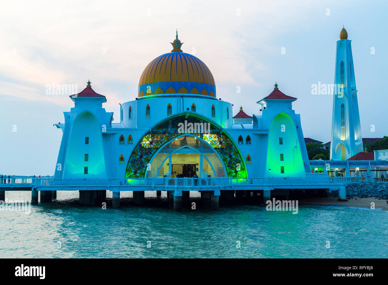 Détroit de Malacca, la mosquée Masjid Selat, la Mosquée flottante, en début de soirée, Melaka, Malaisie. Banque D'Images