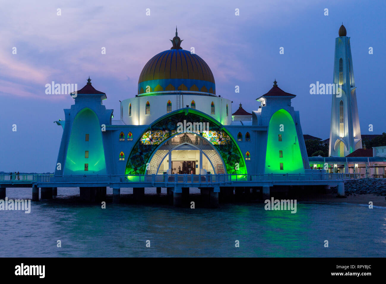Détroit de Malacca, la mosquée Masjid Selat, la Mosquée flottante, en début de soirée, Melaka, Malaisie. Banque D'Images