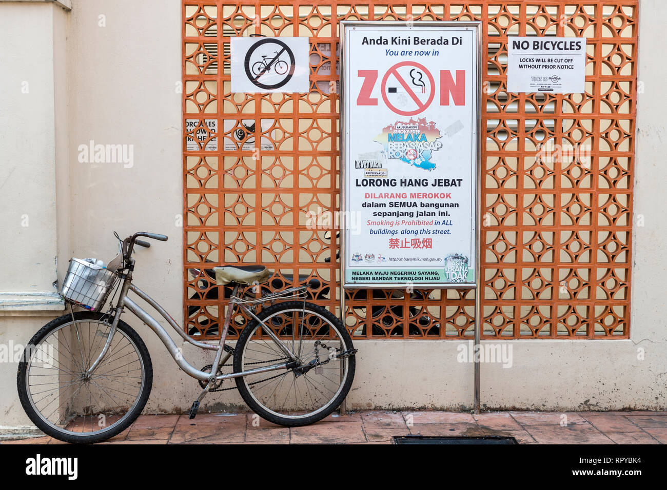 Location garée en face de No Parking Sign. Aucun signe de Fumer Interdit de fumer dans la zone du patrimoine mondial. Melaka, Malaisie. Banque D'Images