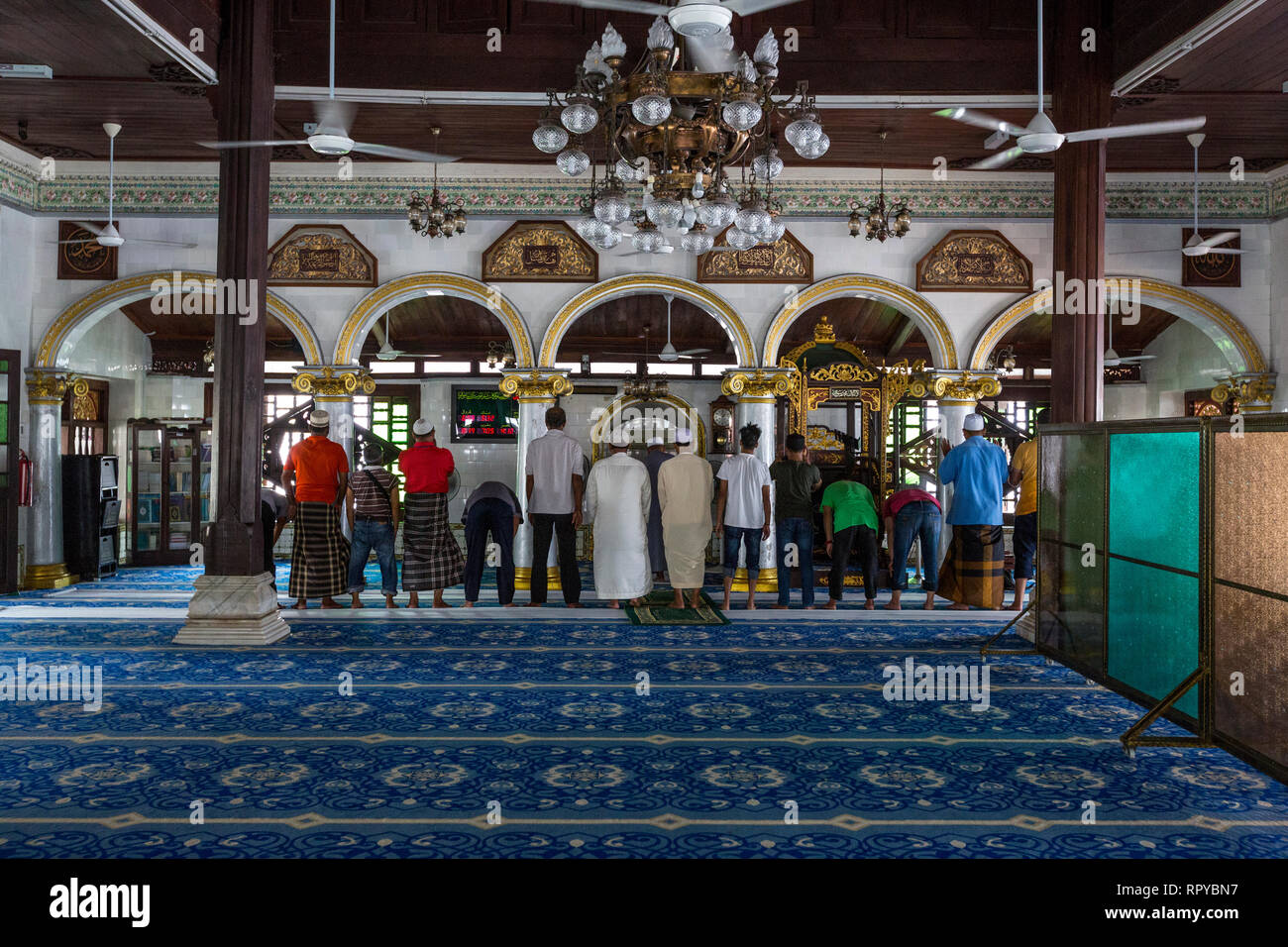 Les hommes musulmans en prière, Kampung Kling Mosquée, Masjid Kampung Kling, Melaka, Malaisie. Banque D'Images