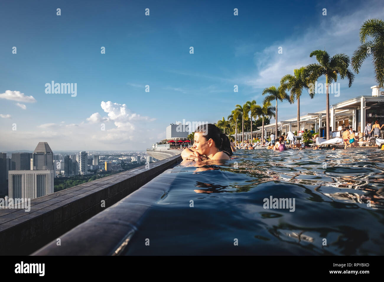 La magnifique piscine à débordement sur le toit à Singapour Banque D'Images