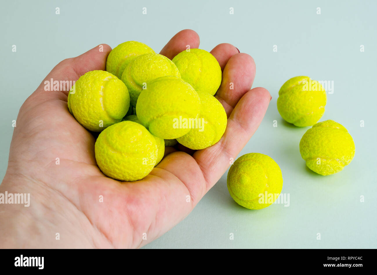 Boules de gomme bonbons en forme de balles de tennis. Studio Photo Photo  Stock - Alamy