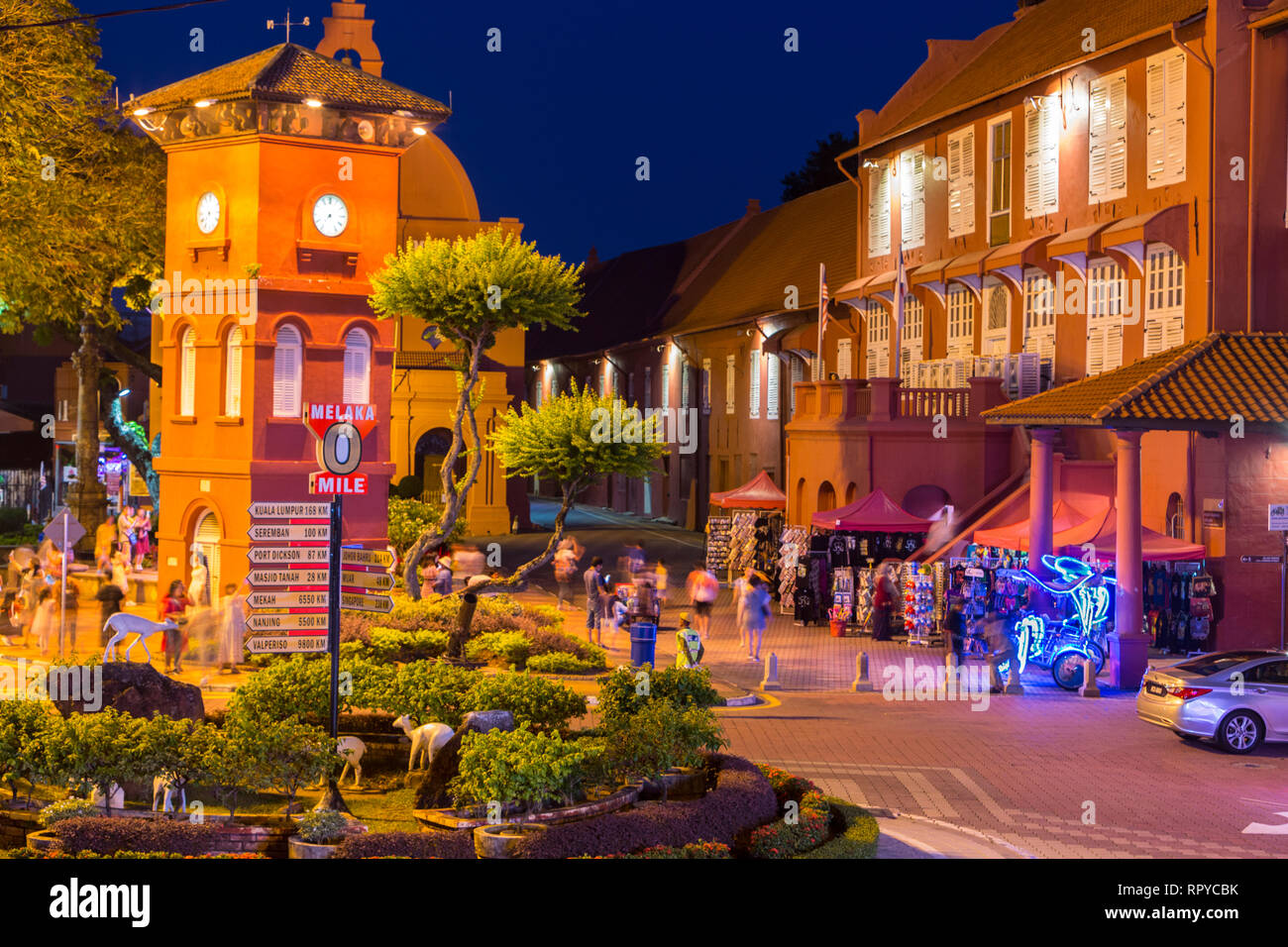 Stadthuys à nuit, ancienne résidence du Gouverneur hollandais et l'Hôtel de Ville, construit en 1650. Le Trishaw lumineux en bas à droite, attendent les touristes. Banque D'Images
