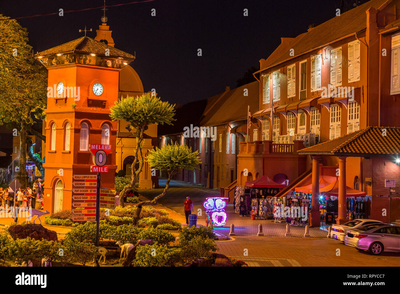 Stadthuys à nuit, ancienne résidence du Gouverneur hollandais et l'Hôtel de Ville, construit en 1650. Le Trishaw lumineux au centre, attendent les touristes. Melak Banque D'Images