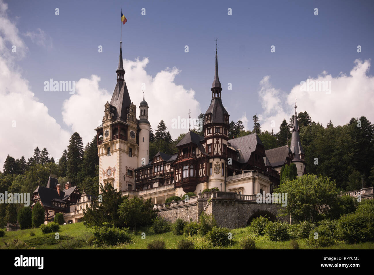 Le Château de Peleș en Roumanie sur un paysage verdoyant. Banque D'Images