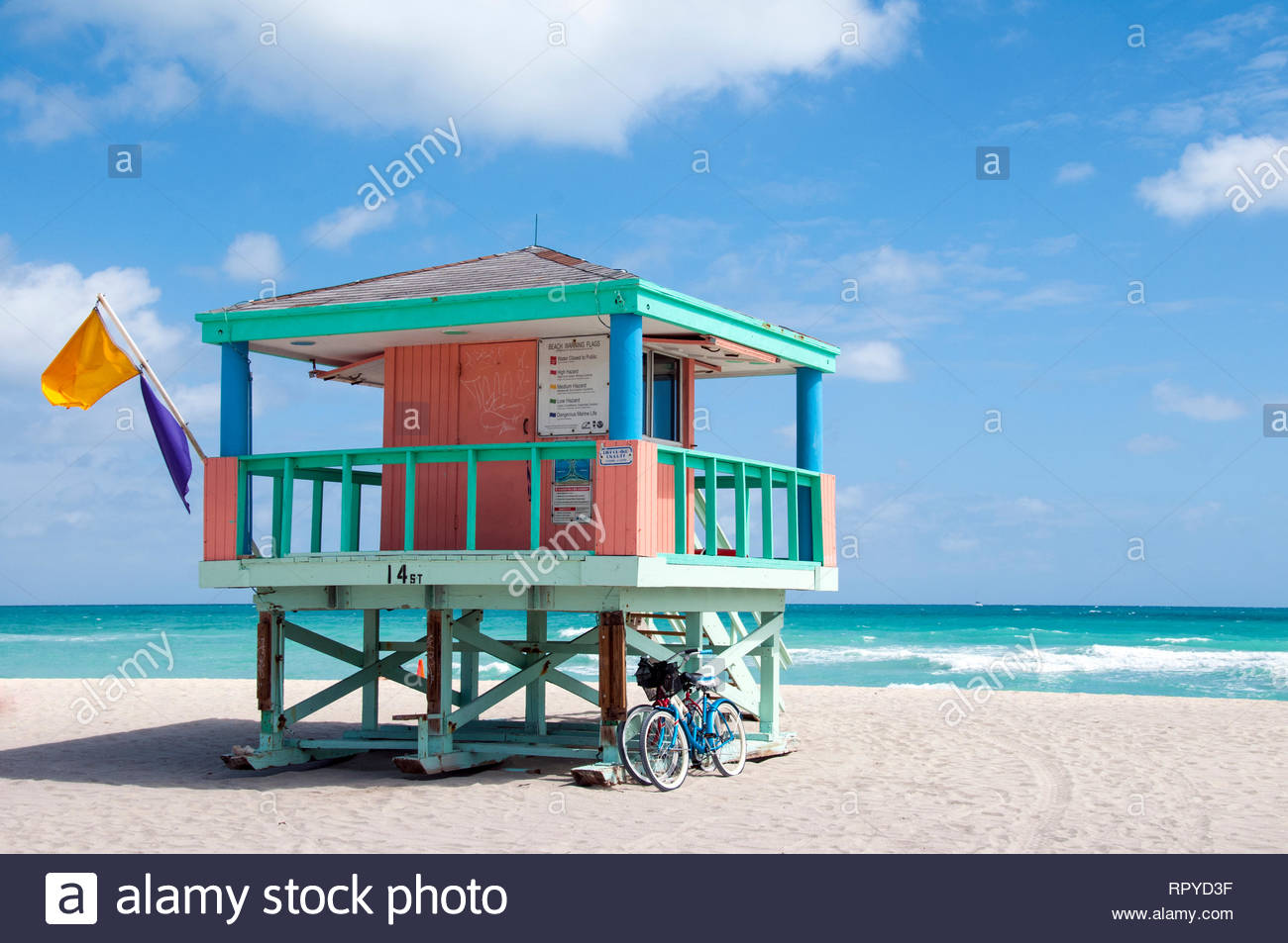 Lifeguard Tower Colorés Sur La Plage De Miami Banque D