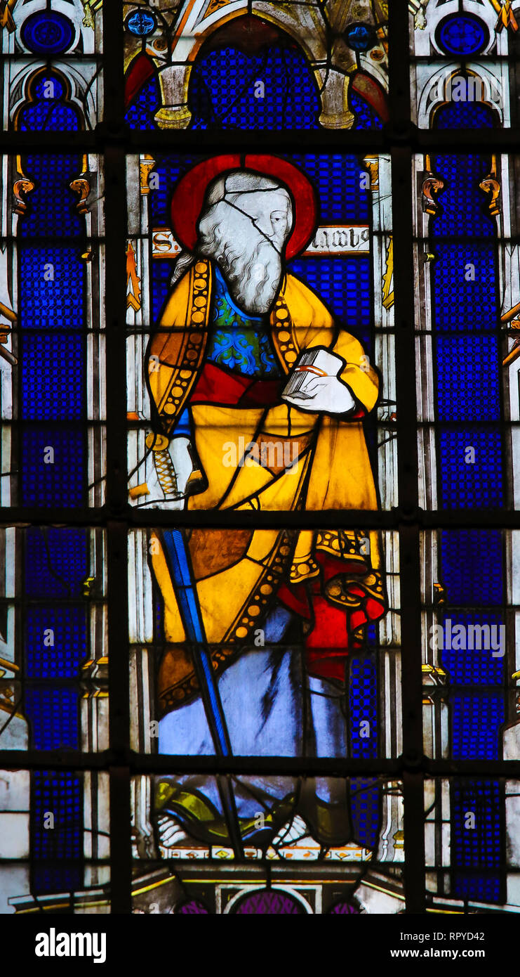 Vitraux dans l'église de Saint Severin, Quartier Latin, Paris, France, représentant Saint Paul portant une épée Banque D'Images