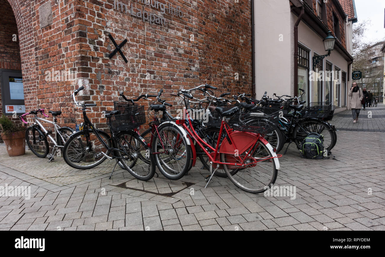 Groupe des bicyclettes parqués par l'ancien bâtiment. Oldenburg. La Basse-Saxe. L'Allemagne. Banque D'Images