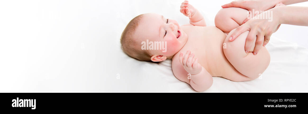 Maman De Toucher Les Jambes Le Massage Bebe Fille Faire Des Exercices Pour Les Muscles Et Le Ton Peu Gaie Adorable Bebe Couche Sur La Couverture Blanche Se Sent Bon Et Photo Maman De Toucher Les Jambes Le Massage Bebe Fille Faire Des Exercices Pour Les Muscles Et Le Ton Peu Gaie Adorable Bebe Couche Sur La Couverture Blanche Se Sent Bon Et Photo