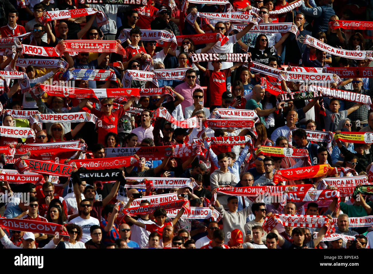 Sevilla FC fans sont vus au cours de la La Liga match entre FC Séville et Futbol Club Barcelona au stade Sanchez Pizjuan de Séville, en Espagne. ( Score final ; Sevilla FC 2:4 Futbol Club Barcelona ) Banque D'Images