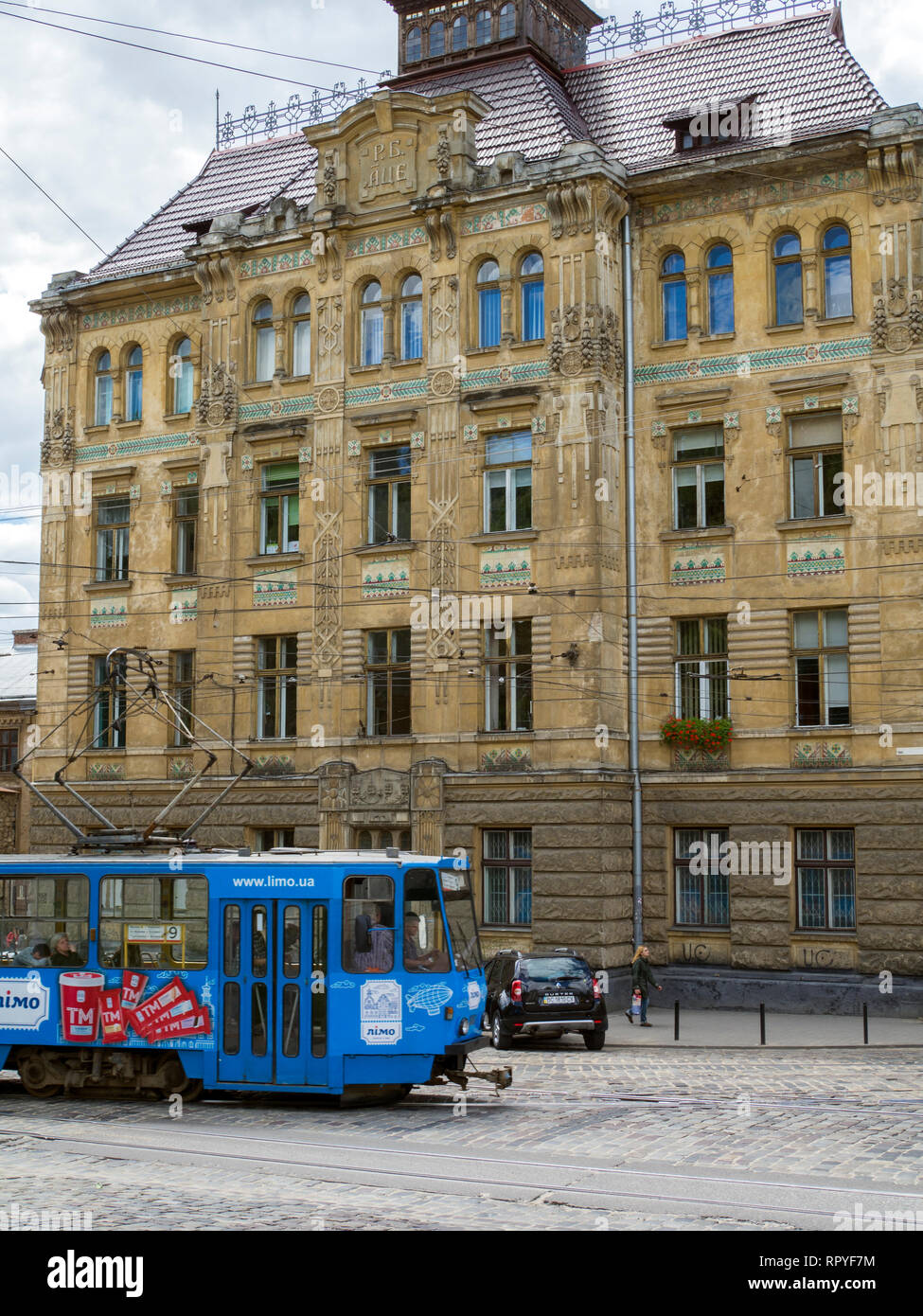 Le tram en face d'un bâtiment de style Art Nouveau dans le centre de Lviv, en Ukraine. Banque D'Images