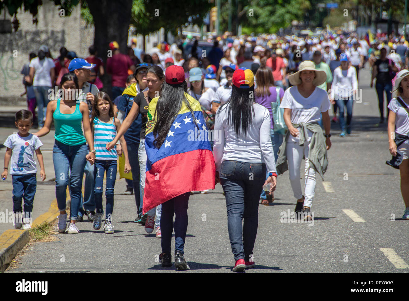 Les citoyens de Caracas se sont réunies à la base aérienne de La Carlota à demander à l'Armée pour permettre à l'aide humanitaire au Venezuela et déposer les armes f Banque D'Images