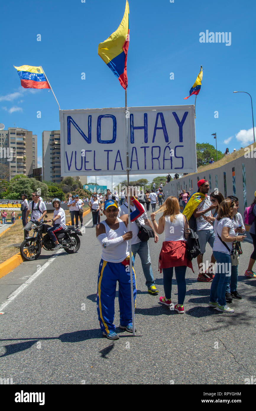 Les citoyens de Caracas se sont réunies à la base aérienne de La Carlota à demander à l'Armée pour permettre à l'aide humanitaire au Venezuela et déposer les armes f Banque D'Images