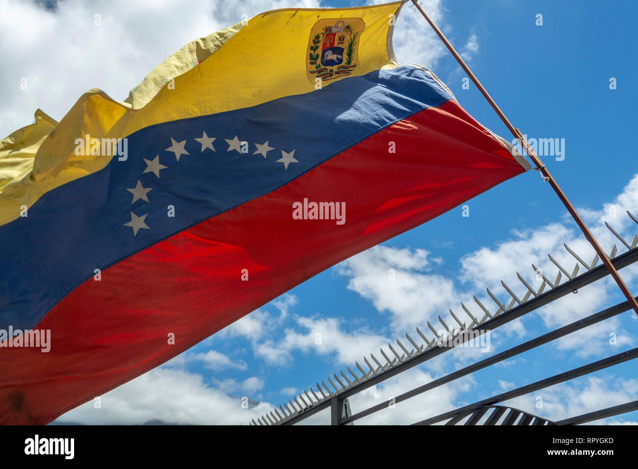 Les citoyens de Caracas se sont réunies à la base aérienne de La Carlota à demander à l'Armée pour permettre à l'aide humanitaire au Venezuela et déposer les armes f Banque D'Images