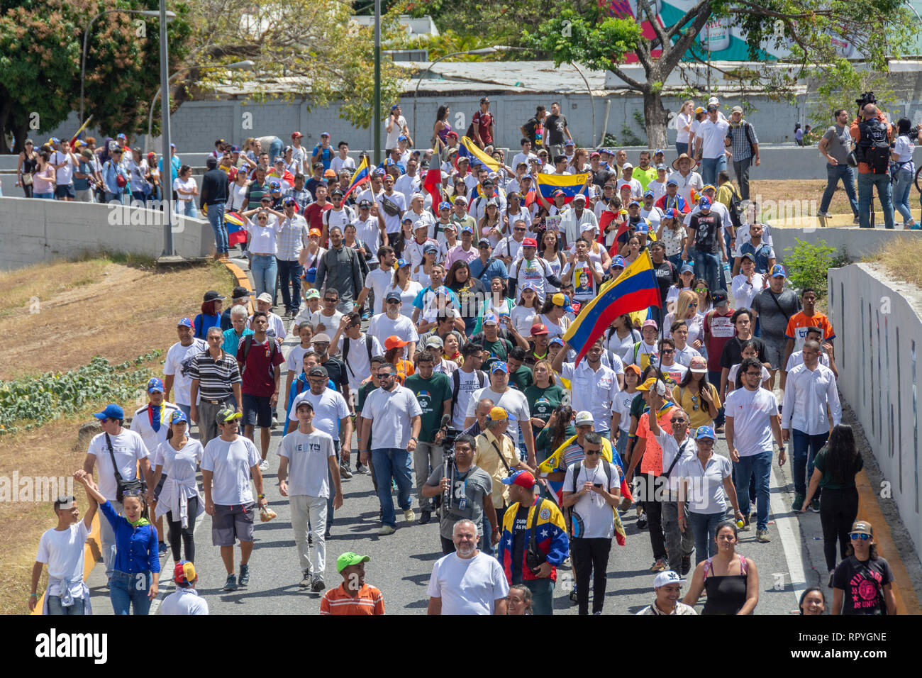 Les citoyens de Caracas se sont réunies à la base aérienne de La Carlota à demander à l'Armée pour permettre à l'aide humanitaire au Venezuela et déposer les armes f Banque D'Images