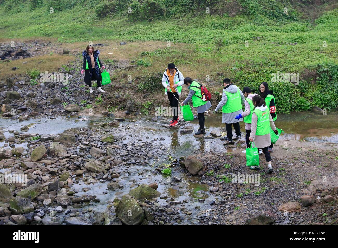 Chongqing, Chine. Feb 23, 2019. Les bénévoles recueillent les déchets le long d'une rivière à Beibei District, Chongqing, au sud-ouest de la Chine, 23 février, 2019. Une équipe de près de 30 bénévoles ont pris l'action dans un service volontaire lancé en 2018 visant à la compensation et la protection de la rivière locale. Credit : Qin Tingfu/Xinhua/Alamy Live News Banque D'Images