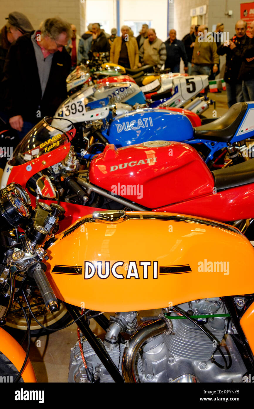 Glastonbury, Somerset, Royaume-Uni. 23 févr. 2109. Les amateurs de moto se rassemblent pour la première journée de la 39e Carol Nash Classic Motorcycle Show. Stands commerciaux et particuliers exposaient leurs trésors à deux roues. L'expression "J'en avais un comme ça" a été entendu à plusieurs reprises que l'atmosphère conviviale et accueillante revved up la nostalgie. ©Alamy Live News / Mr Standfast Standfast Crédit : Mr/Alamy Live News Banque D'Images