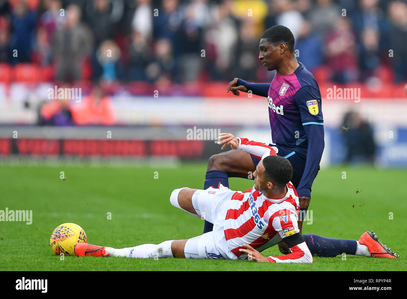 STOKE ON TRENT, Royaume-Uni 23ème février Tom Ince (7) de Stoke City s'attaque Kortney Hause (30) de Aston Villa pendant le match de championnat Sky Bet entre Stoke City et Aston Villa au Britannia Stadium de Stoke-on-Trent le samedi 23 février 2019. (Crédit : Jon Hobley | MI News) Credit : MI News & Sport /Alamy Live News Banque D'Images