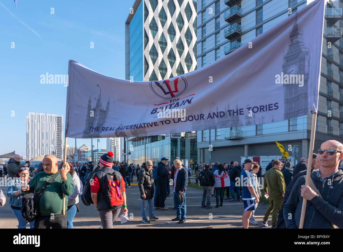 Des milliers de partisans réunis devant Tommy Robinson le siège de la BBC à Salford pour protester contre une prochaine enquête sur le Panorama Français militant anti-immigration. Salford, Greater Manchester, Media City Banque D'Images