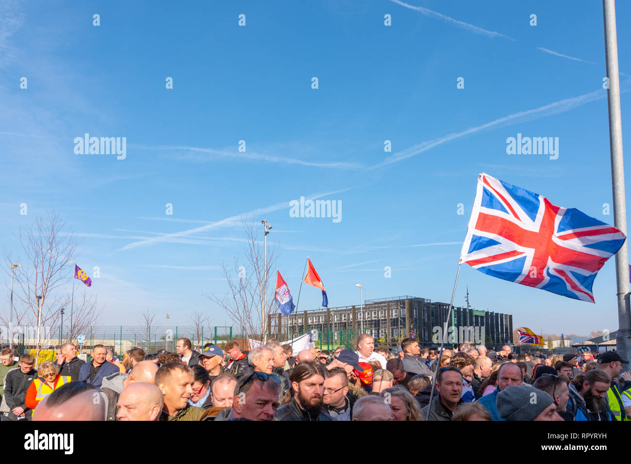 Des milliers de partisans réunis devant Tommy Robinson le siège de la BBC à Salford pour protester contre une prochaine enquête sur le Panorama Français militant anti-immigration. Salford, Greater Manchester, Media City Banque D'Images