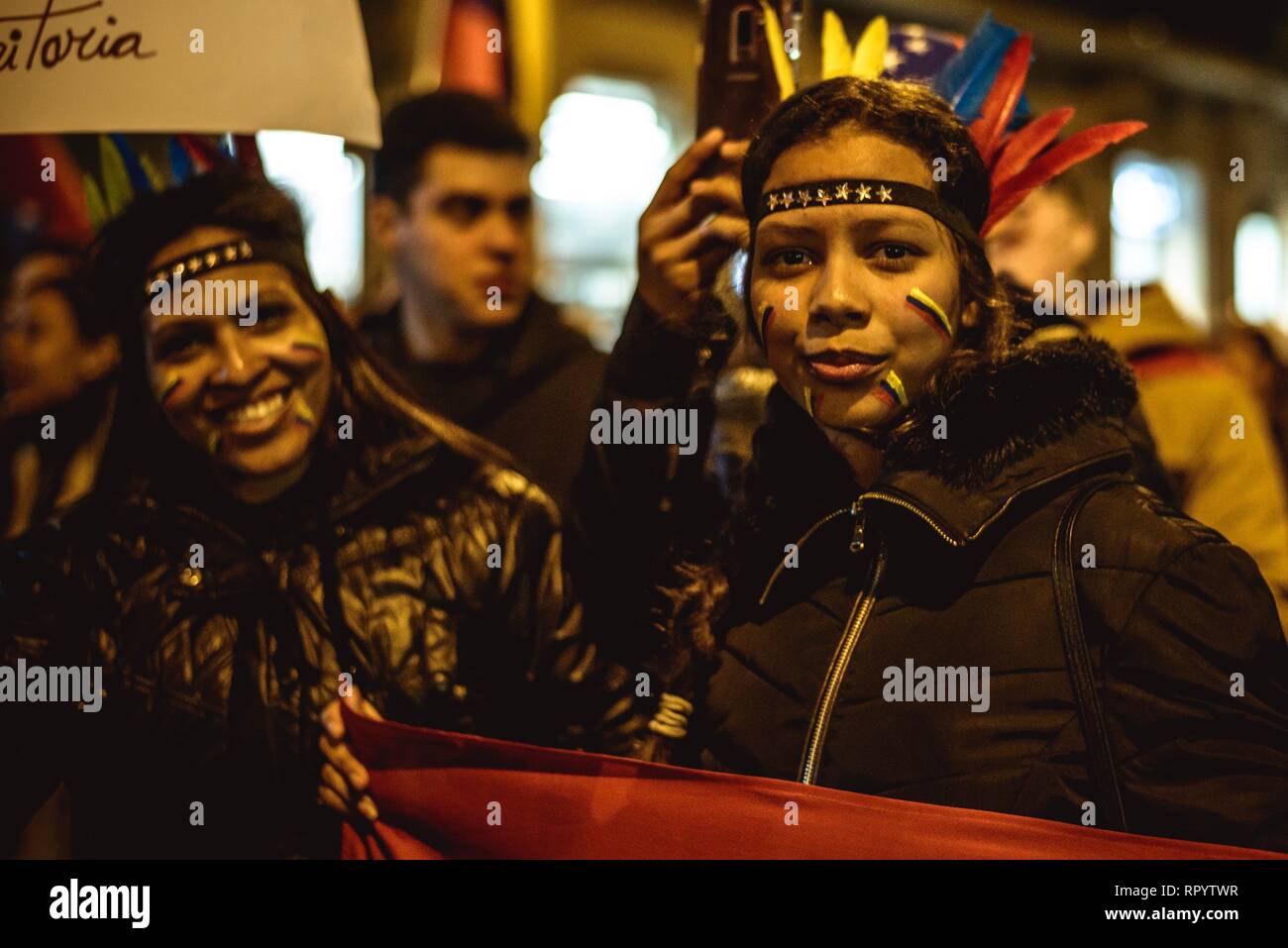 Barcelone, Espagne. 23 février 2019, les partisans de l'opposition vénézuéliens : protestation contre le président vénézuélien Nicolas Maduro et son administration socialiste que les tensions se lever sur convoi d'aide alimentaire à la frontière colombienne Crédit : Matthias Rickenbach/Alamy Live News Banque D'Images