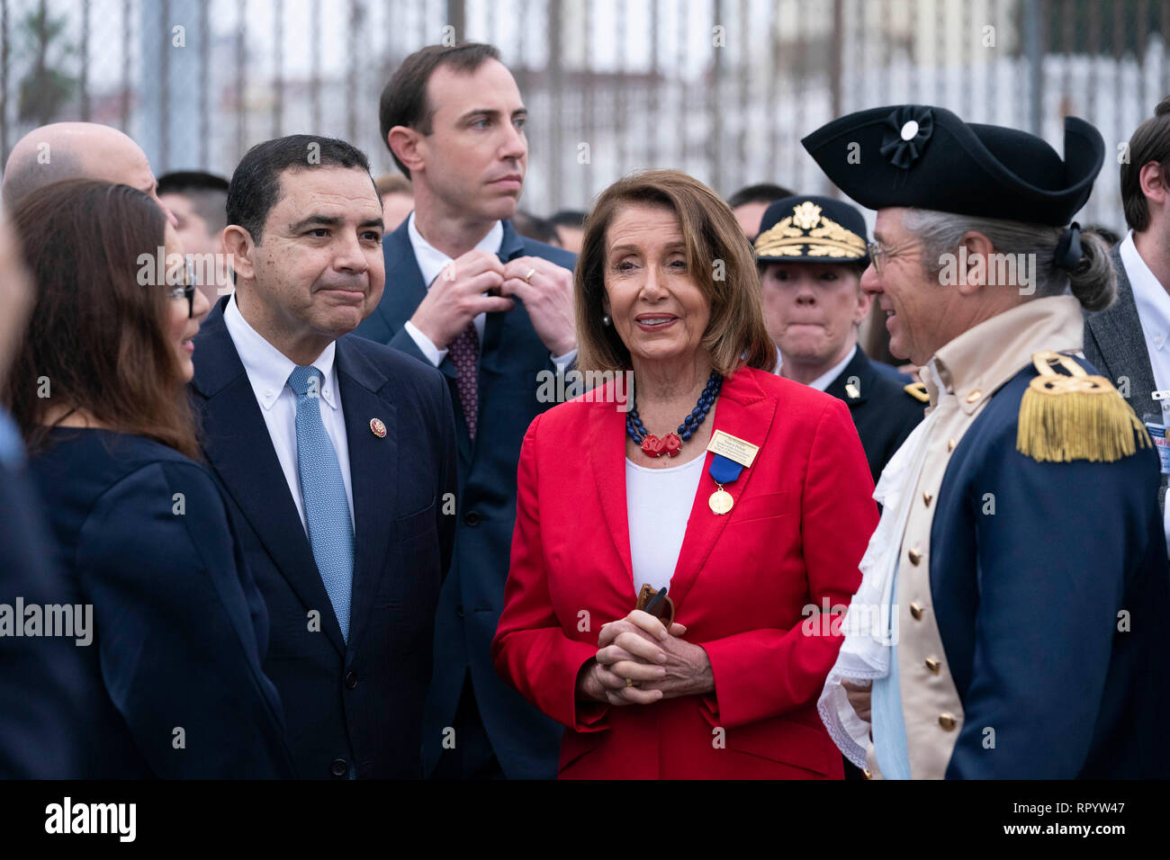 Chambre des représentants des États-Unis Le président Nancy Pelosi discute avec Laredo, Texas, leader civique habillé à la George Washington au cours annuel de Laredo Washington's Birthday celebration. M. Henry Cuellar, D-Laredo, est sur la gauche. Banque D'Images