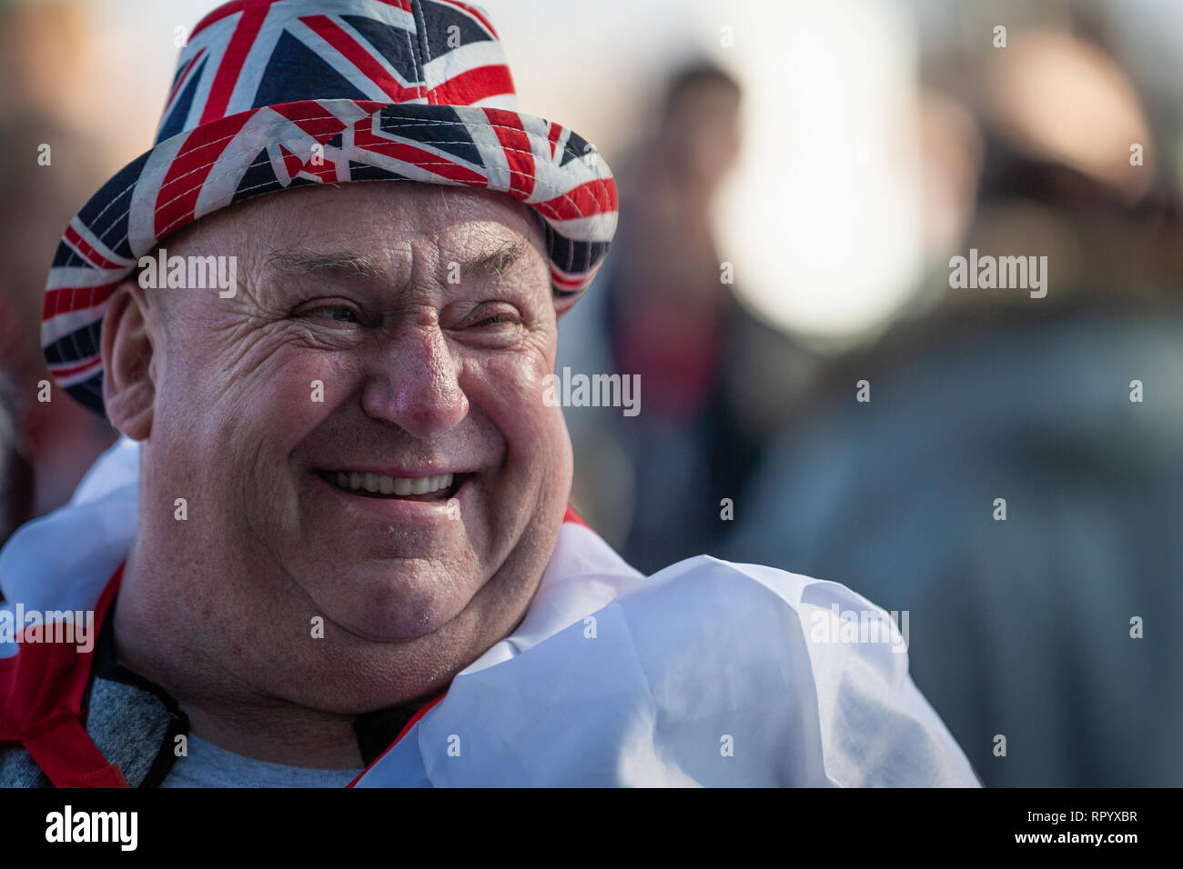 Salford, Royaume-Uni. Feb 23, 2019. Des milliers de pro-Tommy Robinson partisans réunis devant la BBC, Salford Quays pour regarder le Panodrama qui soi-disant documentaire expose la vérité derrière les médias et sa participation avec de fausses nouvelles. Credit : Andy Barton/Alamy Live News Banque D'Images