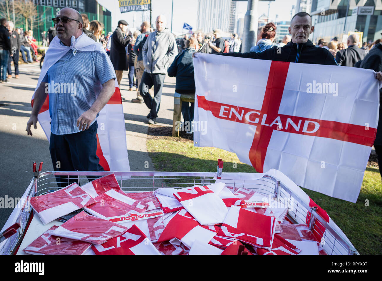 Salford, Royaume-Uni. Feb 23, 2019. Des milliers de pro-Tommy Robinson partisans réunis devant la BBC, Salford Quays pour regarder le Panodrama qui soi-disant documentaire expose la vérité derrière les médias et sa participation avec de fausses nouvelles. Credit : Andy Barton/Alamy Live News Banque D'Images