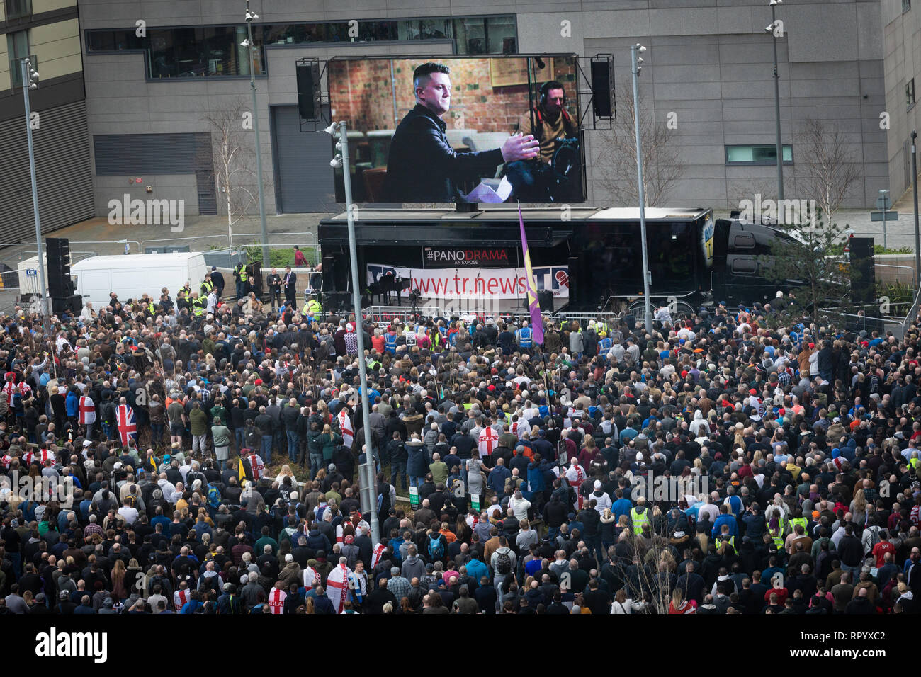 Salford, Royaume-Uni. Feb 23, 2019. Des milliers de pro-Tommy Robinson partisans réunis devant la BBC, Salford Quays pour regarder le Panodrama qui soi-disant documentaire expose la vérité derrière les médias et sa participation avec de fausses nouvelles. Credit : Andy Barton/Alamy Live News Banque D'Images