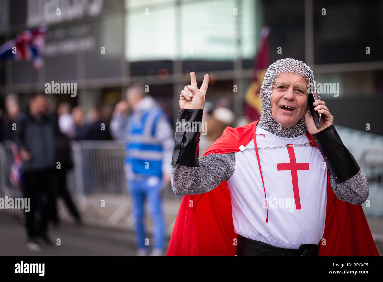 Salford, Royaume-Uni. Feb 23, 2019. Des milliers de pro-Tommy Robinson partisans réunis devant la BBC, Salford Quays pour regarder le Panodrama qui soi-disant documentaire expose la vérité derrière les médias et sa participation avec de fausses nouvelles. Credit : Andy Barton/Alamy Live News Banque D'Images