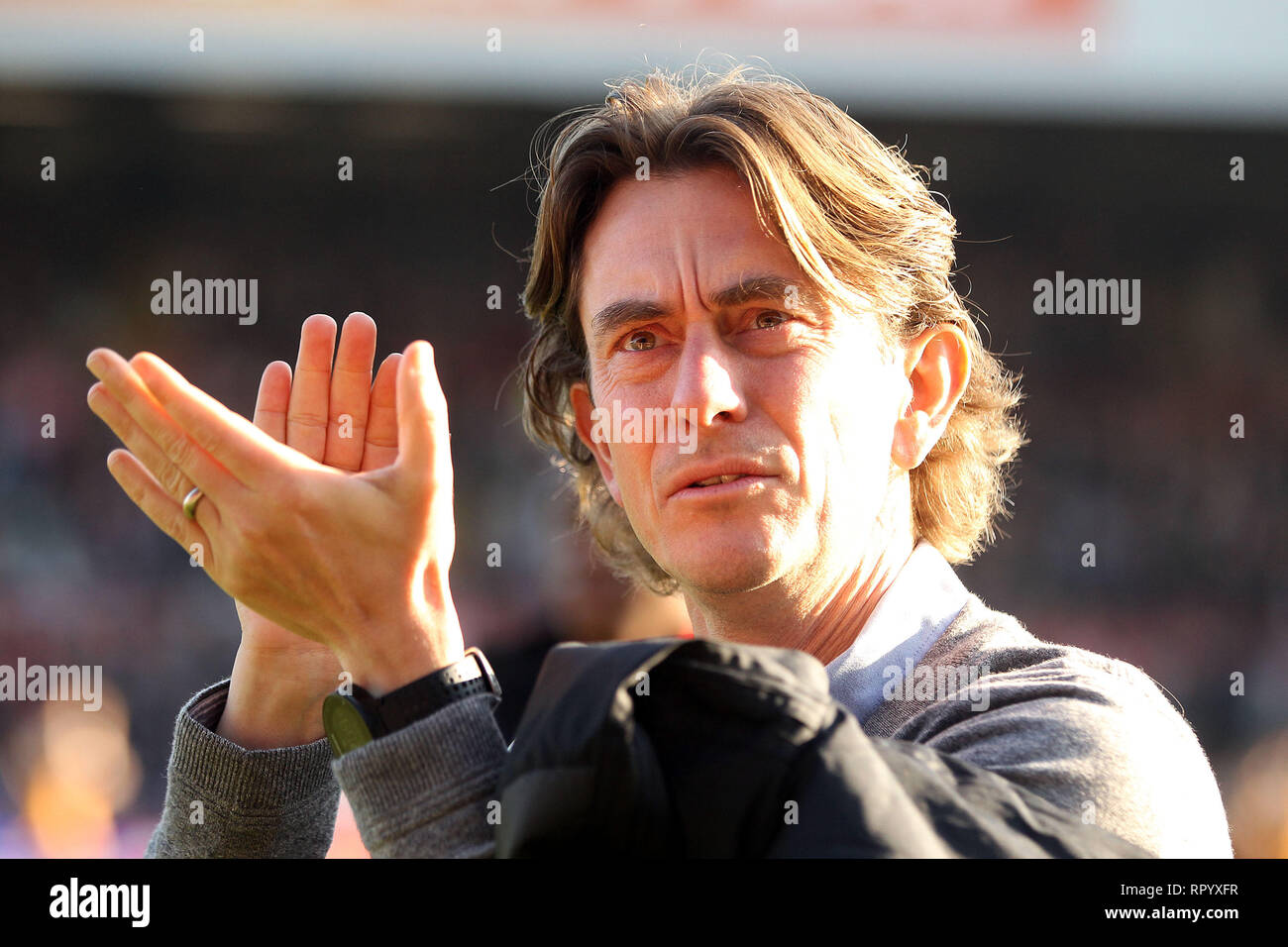 Londres, Royaume-Uni. Feb 23, 2019. Brentford Manager Thomas Frank claps les fans. Match de championnat Skybet EFL, Brentford v Hull City à Griffin Park le samedi 23 février 2019 . Cette image ne peut être utilisé qu'à des fins rédactionnelles. Usage éditorial uniquement, licence requise pour un usage commercial. Aucune utilisation de pari, de jeux ou d'un seul club/ligue/dvd publications. pic par Steffan Bowen/Andrew Orchard la photographie de sport/Alamy live news Crédit : Andrew Orchard la photographie de sport/Alamy Live News Banque D'Images