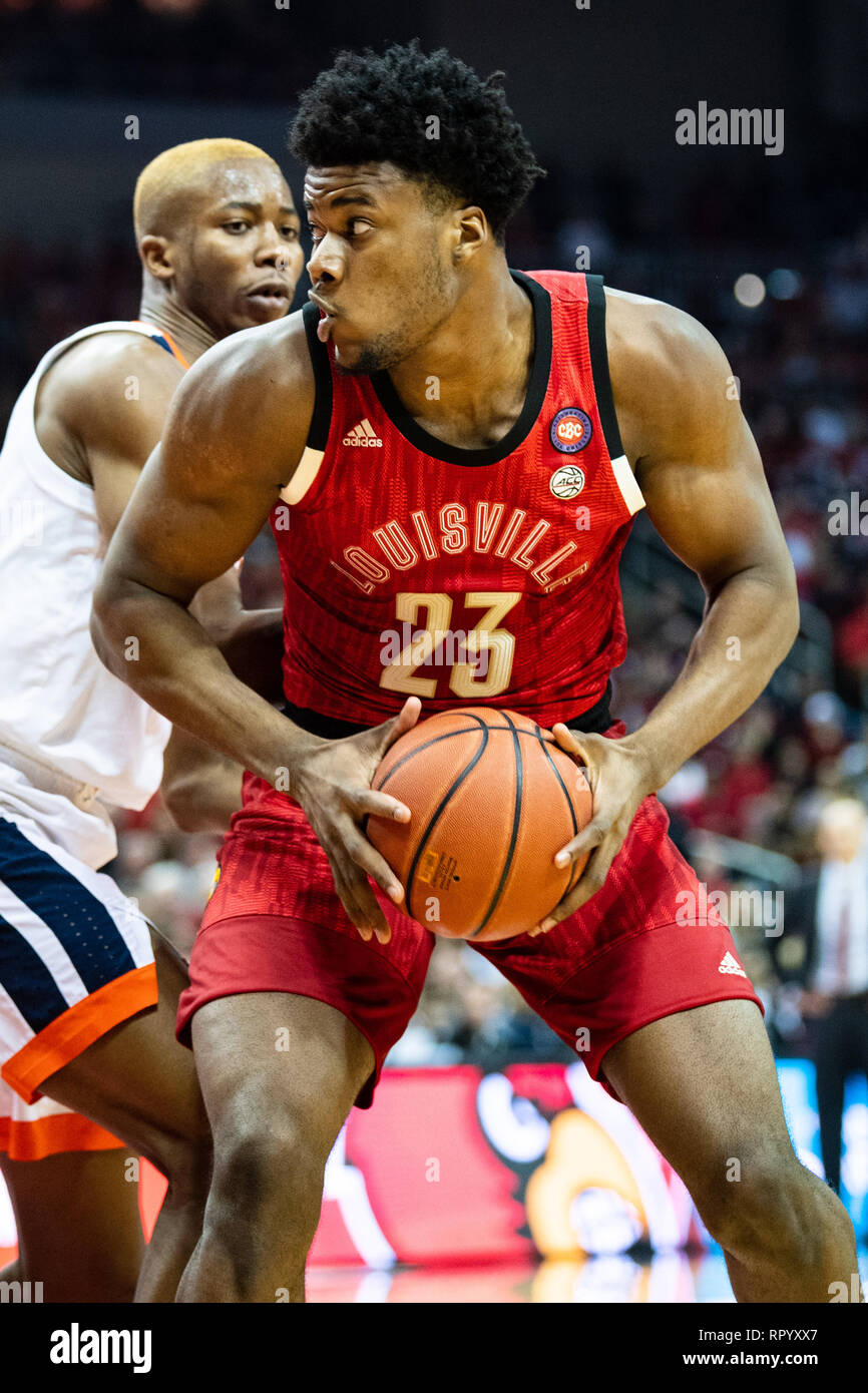 Louisville Cardinals Enoch Centre Steven (23) au cours de la NCAA College Basketball match entre les Cardinals de Louisville et le Virginia Cavaliers au KFC Yum ! Le samedi 23 Février, Centre, 2019 à Louisville, KY. Jacob Kupferman/CSM Banque D'Images