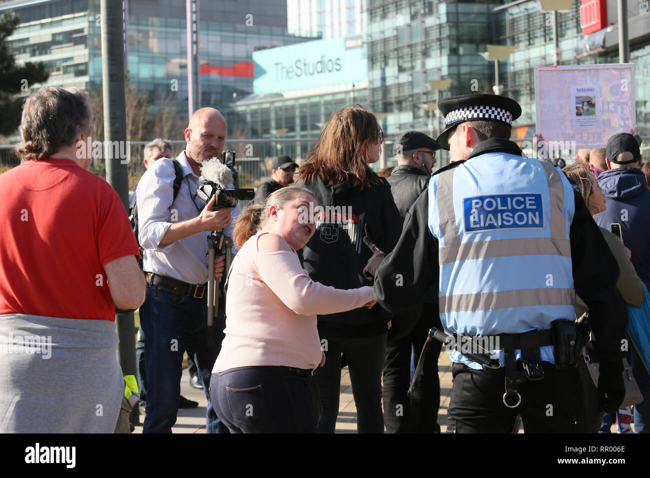 Manchester, UK. Feb 23, 2019. Un Tommy Robinson partisan remonstrates avec un officier de liaison de la police, Media City, Salford, Royaume-Uni. Feb 23, 2019. (C)Barbara Cook/Alamy Live News Crédit : Barbara Cook/Alamy Live News Crédit : Barbara Cook/Alamy Live News Banque D'Images