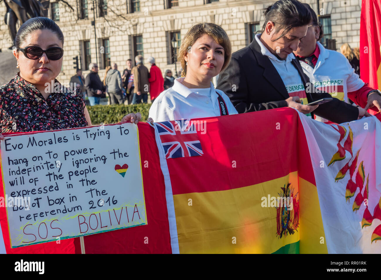 Londres, Royaume-Uni. 23 février 2019. Les boliviens manifestation à la place du Parlement contre le président Evo Morales, en disant qu'il est un dictateur et l'accusent de corruption et d'interférer avec le système judiciaire pour rester au pouvoir. La Bolivie en général des prononcé en décembre qu'il pouvait se présenter à un quatrième mandat en novembre 2019 les élections, malgré un référendum le 21 février 2016. qui a rejeté la modification de la constitution de 2009 pour permettre au président de briguer plus de deux mandats consécutifs. Peter Marshall/Alamy Live News Banque D'Images