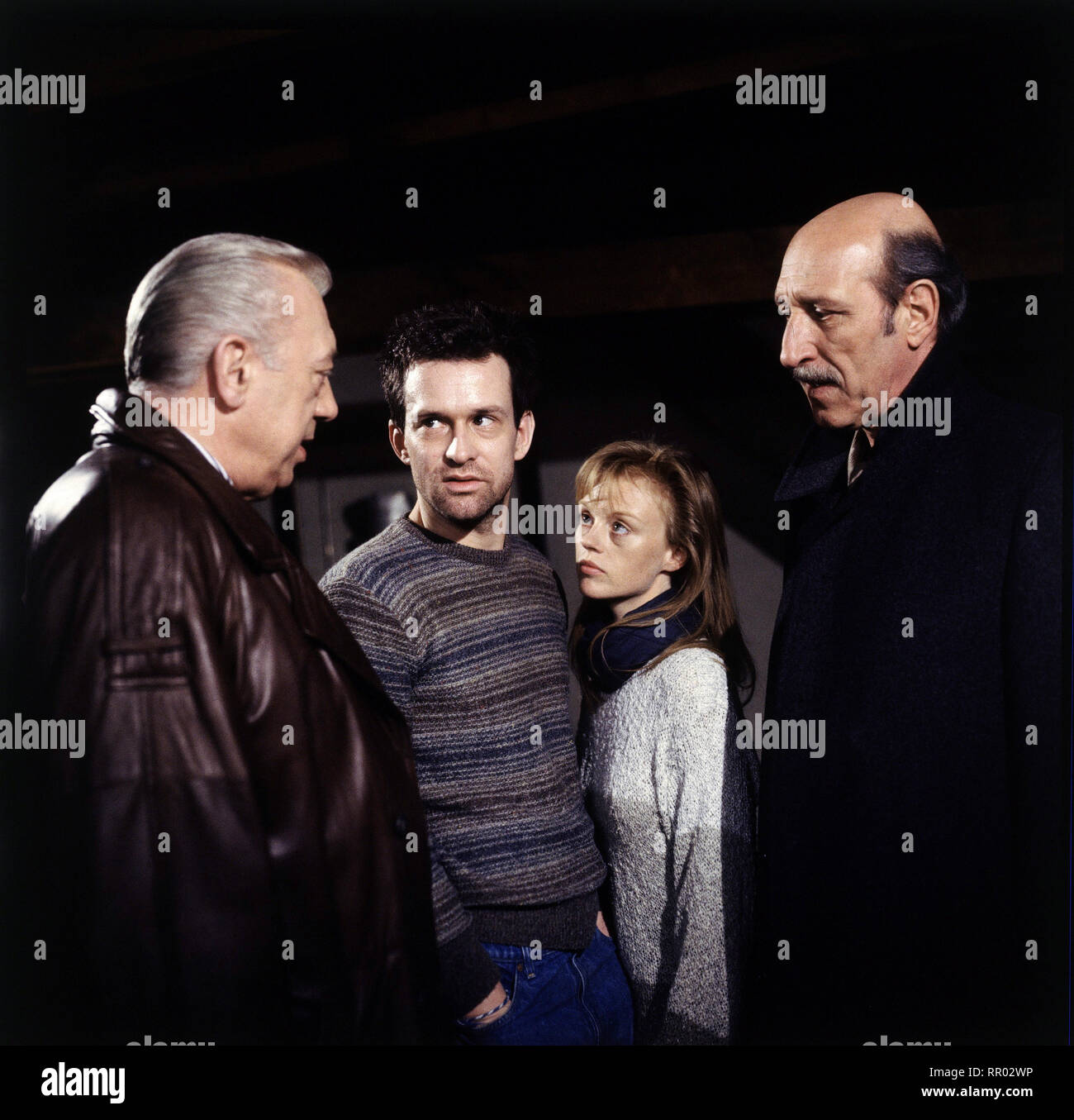 DERRICK / Verlorene Würde Deutschland 1991 / Theodor Grädler Der Student Gerhard Kuhnert wurde ermordet. Derrick ermittelt.Horst Tappert Szen mit (Derrick), Ulrich Matthes (Holger Küster), JESSICA KOSMALLA (DINA), PETER Wolf (EHRLICH Kuhnert senior) 35784 / Überschrift : DERRICK / Deutschland 1991 Banque D'Images