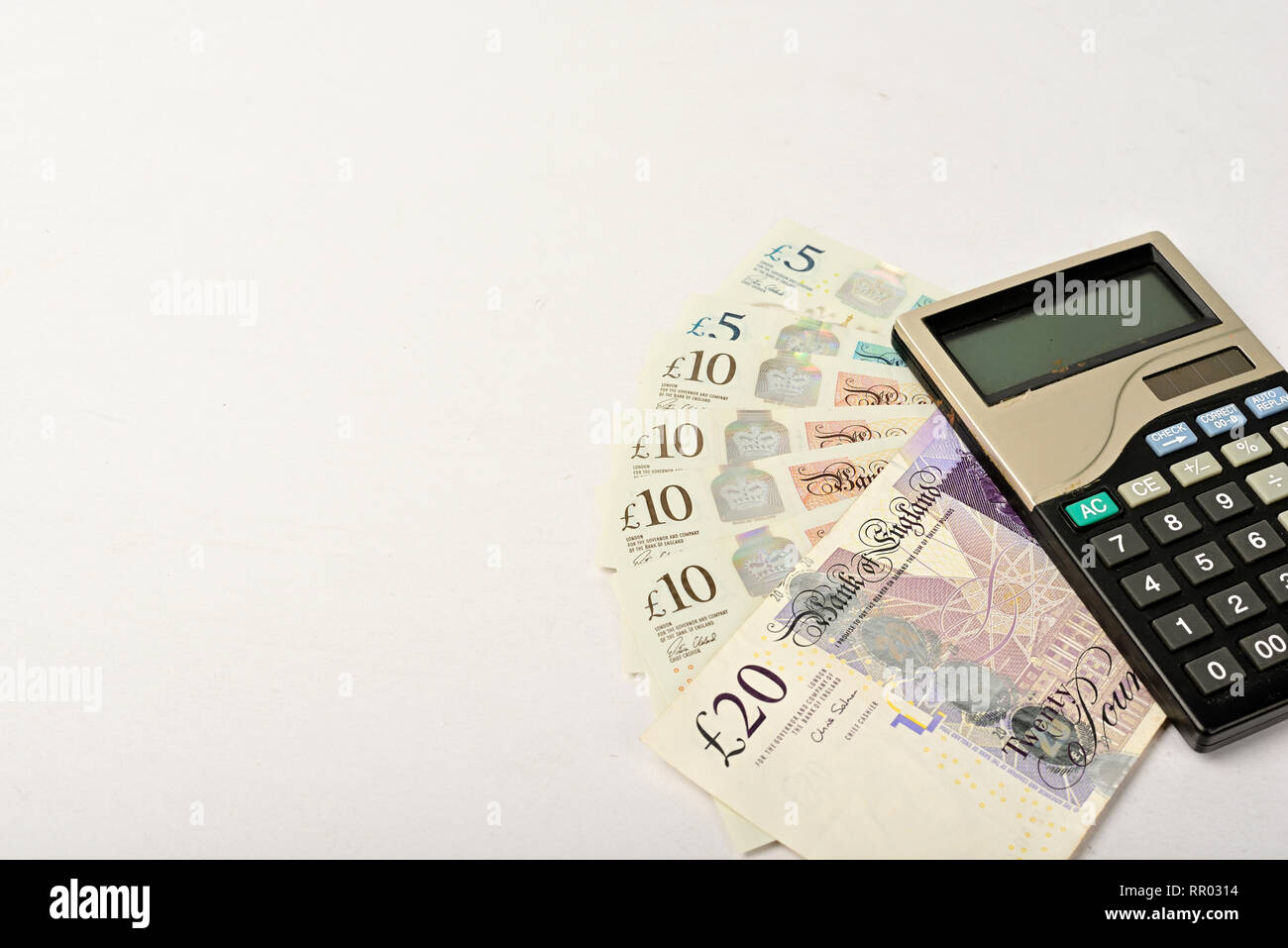Compter British pound isolés par la calculatrice sur fond blanc Banque D'Images
