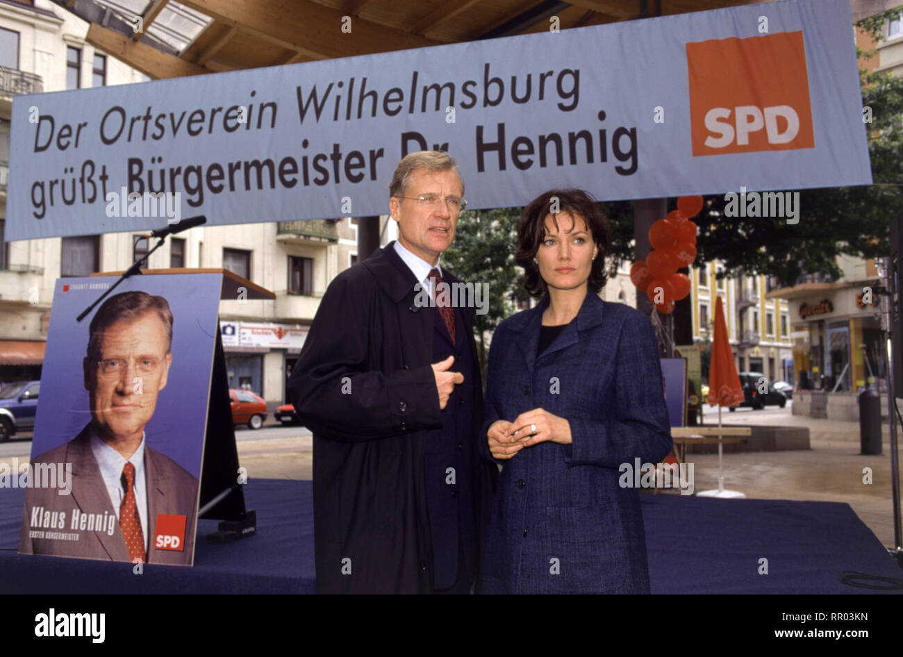 DIE AFFäRE SEMMELING (1) / Kinofilm en 6 Teilen Deutschland 2000/2001 / Dieter Wedel Der Drehort selbe, an dem Dieter Wedel vor 25 Jahren den Film 'Alle Jahre wieder - die Familie Semmeling' drehte, dient als auch für diesen Sechsteiler Kulisse. Damals ging es um die und Mühen des Widrigkeiten Hausbaus. Diesmal geht's um den erbitterten Semmelings der Kampf mit dem Finanzamt. Durch eine unerwartete Erbschaft sie geraten in das Räderwerk von Steuerfahndung und politischen intérêts financiers. Voir : ROBERT ATZORN (als Bürgermeister Dr. Hennig, beim Wahlkampf) und MAJA MARANOW Büroleiterin (SLA, Katja Banque D'Images