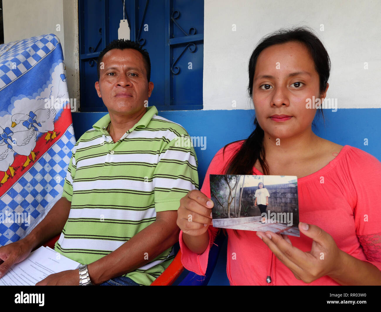 EL SALVADOR Santos Pastor Paulino, 43, avec sa fille Alexandra Yamileth, 20  ans, à leur domicile près de Cuscatlan. Holding photo d'Ana Santiago Ortiz  de Paulino, épouse et mère, qui meurt d'une