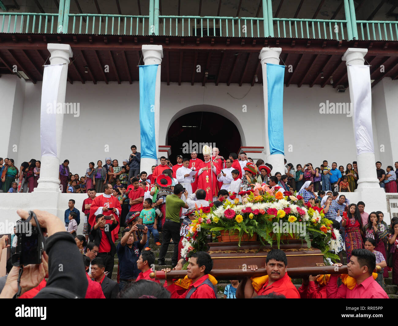 GUATEMALA concernant la cérémonie de béatification du Père Francis Aplas Stanley Rother, qui a été assassiné en 1981, à Santiago de Atitlan. Les gens qui attendent à l'extérieur de l'église. Procession commence sur le perron de l'église, à poursuivre autour de la ville. Banque D'Images