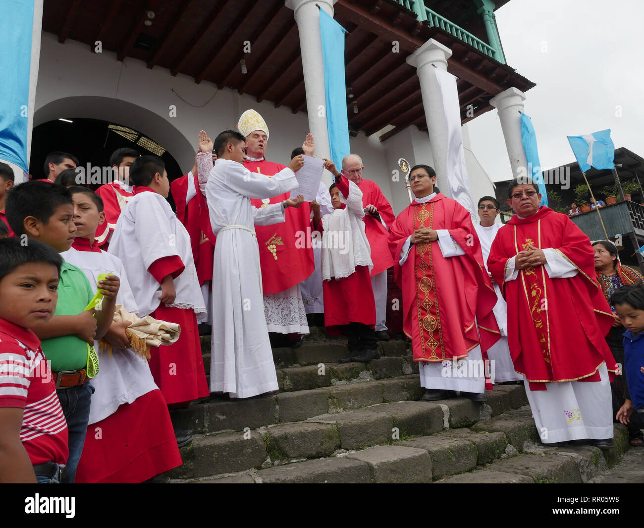 GUATEMALA concernant la cérémonie de béatification du Père Francis Aplas Stanley Rother, qui a été assassiné en 1981, à Santiago de Atitlan. Les gens qui attendent à l'extérieur de l'église. Procession commence sur le perron de l'église, à poursuivre autour de la ville. Nonce du montrant Nicolas Thevenin. Banque D'Images