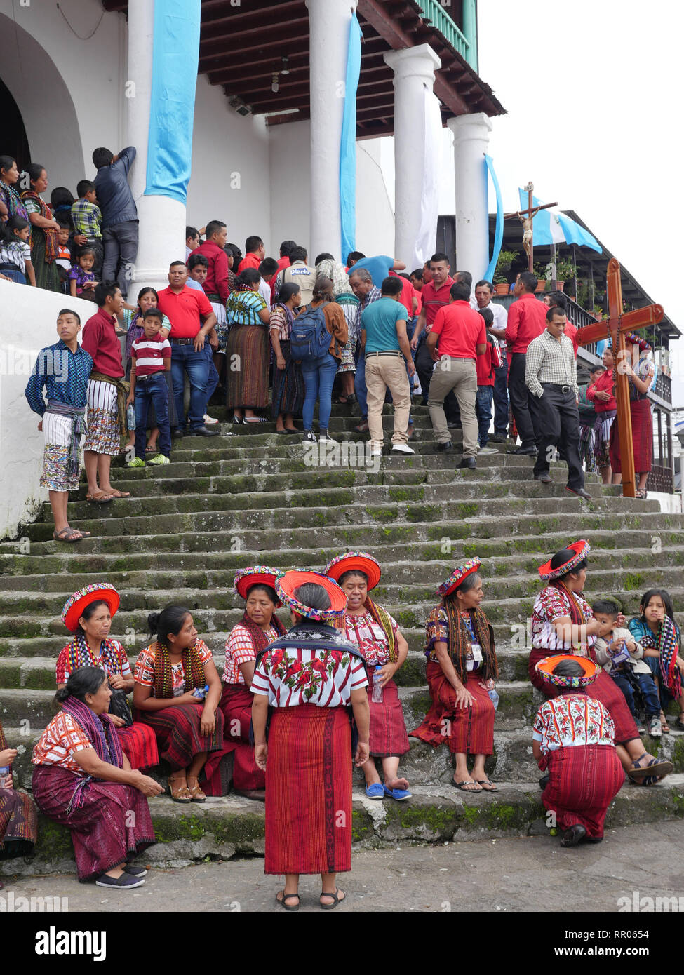 GUATEMALA concernant la cérémonie de béatification du Père Francis Aplas Stanley Rother, qui a été assassiné en 1981, à Santiago de Atitlan. Les gens qui attendent à l'extérieur de l'église. Procession commence sur le perron de l'église, à poursuivre autour de la ville. Banque D'Images