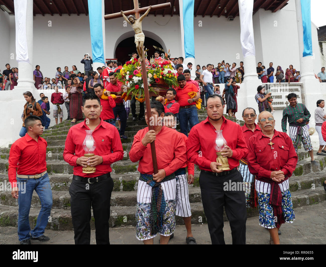 GUATEMALA concernant la cérémonie de béatification du Père Francis Aplas Stanley Rother, qui a été assassiné en 1981, à Santiago de Atitlan. Les gens qui attendent à l'extérieur de l'église. Procession commence sur le perron de l'église, à poursuivre autour de la ville. Banque D'Images