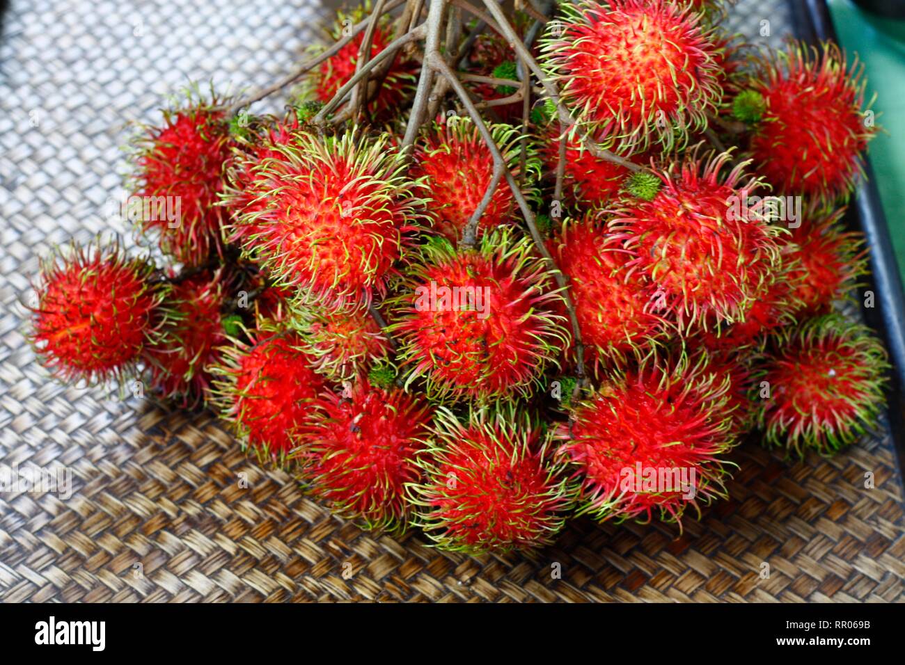 Bunch of fresh ramboutan, rouge et hairly fruits tropicaux Banque D'Images