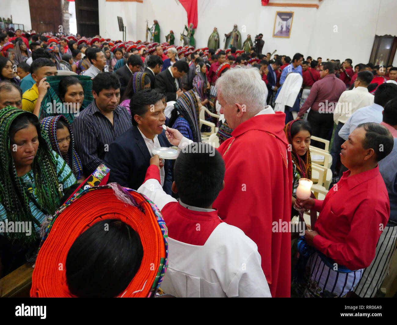 GUATEMALA concernant la cérémonie de béatification du Père Francis Aplas Stanley Rother, qui a été assassiné en 1981, à Santiago de Atitlan. Sainte Messe sur SEP 23ème qui a coïncidé avec la béatification en cours dans l'Oklahoma. Le Père John Vesey donnant saint sacrement. Banque D'Images